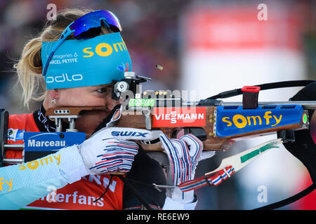 Ruhpolding in Germania. Xix gen, 2019. Biathlon: Coppa del Mondo di calcio, 4 x 6 km per la staffetta femminile in Chiemgau Arena. Anais Bescond dalla Francia è presso il poligono di tiro. Credito: Matthias esitano di fronte/dpa/Alamy Live News Foto Stock