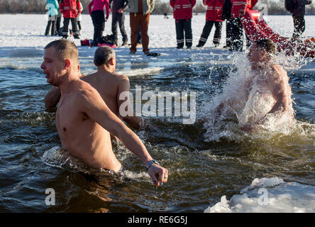 Kiev, Ucraina. 19 gen 2019. Celebrazione dell Epifania sul fiume Dnieper a Kiev. Le persone partecipano al Epifania a Kiev in Ucraina. (Foto: Gaston Brito/Fotoarena) Credito: Foto Arena LTDA/Alamy Live News Foto Stock