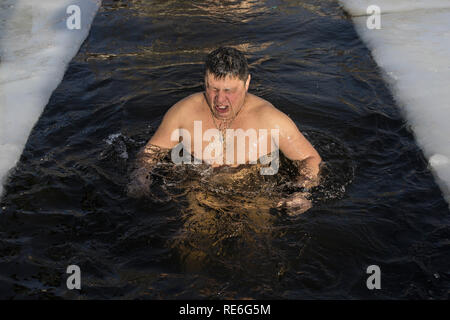 Kiev, Ucraina. 19 gen 2019. Celebrazione dell Epifania sul fiume Dnieper a Kiev. Un uomo partecipa all'Epifania a Kiev (Foto: Gaston Brito/Fotoarena) Credito: Foto Arena LTDA/Alamy Live News Foto Stock