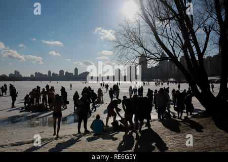 Kiev, Ucraina. 19 gen 2019. Celebrazione dell Epifania sul fiume Dnieper a Kiev. Centinaia di persone partecipano a Epifania a Kiev (Foto: Gaston Brito/Fotoarena) Credito: Foto Arena LTDA/Alamy Live News Foto Stock