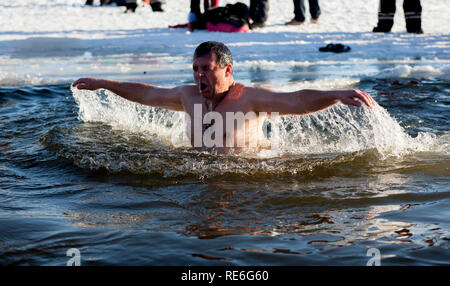 Kiev, Ucraina. 19 gen 2019. Celebrazione dell Epifania sul fiume Dnieper a Kiev. Un uomo partecipa all'Epifania a Kiev (Foto: Gaston Brito/Fotoarena) Credito: Foto Arena LTDA/Alamy Live News Foto Stock