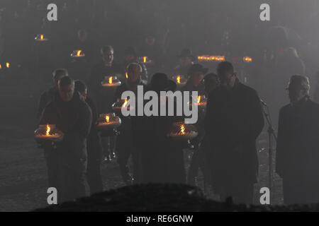 Oswiecim, Polonia. 27 gennaio, 2018. Superstiti visitare l'ex campo di concentramento di Auschwitz-Birkenau e la luce delle candele. Il 27 gennaio 1945, il campo di concentramento nazista Auschwitz-Birkenau fu liberata dal sovietico Esercito Rosso. Ogni anno in occasione dell'anniversario della liberazione superstiti provengono per commemorare i morti e a non lasciare che le atrocità cada nell'oblio. Credito: Daniel Schäfer/dpa-Zentralbild/dpa/Alamy Live News Foto Stock