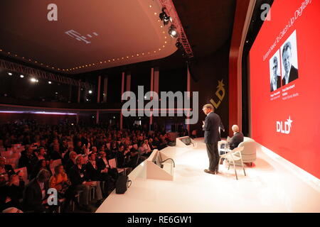 (L-R) Diego Piacentini, Italien governo e Paul-Bernhard Kallen, Hubert Burda Media nella conversazione a la DLD conferenza di Monaco 2019, EuropeÕs grande conferenza Innovazione, Alte Kongresshalle, Monaco di Baviera, Gennaio 20, 2019 Free press immagine © Foto Alleanza per la DLD | Verwendung weltweit Foto Stock