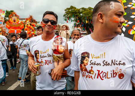 Kalibo, Filippine. Il 20 gennaio 2019. Migliaia di Philippinos prendere parte in una strada religiosa processione in onore di Santo Nino (Santo Bambino) durante l'ultimo giorno dell'annuale festival Ati-Atihan nella città di Kalibo, Panay Island, Filippine. Credito: Concedere Rooney/Alamy Live News Foto Stock