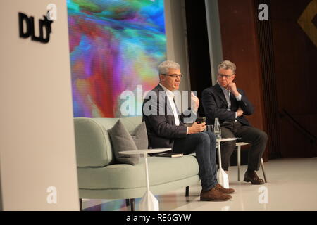 (L-R) Diego Piacentini, Italien governo e Paul-Bernhard Kallen, Hubert Burda Media nella conversazione a la DLD conferenza di Monaco 2019, EuropeÕs grande conferenza Innovazione, Alte Kongresshalle, Monaco di Baviera, Gennaio 20, 2019 Free press immagine © Foto Alleanza per la DLD | Verwendung weltweit Foto Stock