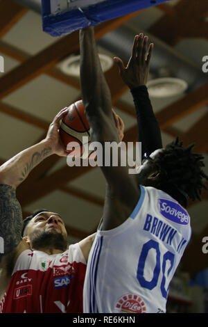 Brindisi, Italia. Xx gen, 2019. Renato Ingenito - LaPresse 20 01 2019 Brindisi(Italia)Sport Casa Felice Brindisi vs Armani Milano - Lega Basket Serie A PosteMobile stagione regolare 16^ giornata 2018 2019 - PalaPentassuglia BrindisiNella foto: Burns e BrownRenato Ingenito - LaPresse 20 01 2019 Brindisi(Italia)Sport Casa Felice Brindisi vs Armani Milano - National Legue PosteMobile una stagione regolare 16&#x221e; round 2018 2019 - PalaPentassuglia BrindisiIn foto: Burns e Brawn Credito: LaPresse/Alamy Live News Foto Stock