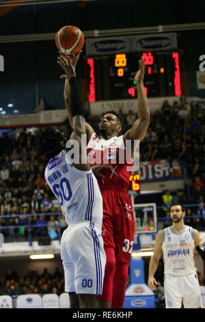 Brindisi, Italia. Xx gen, 2019. Renato Ingenito - LaPresse 20 01 2019 Brindisi(Italia)Sport Casa Felice Brindisi vs Armani Milano - Lega Basket Serie A PosteMobile stagione regolare 16^ giornata 2018 2019 - PalaPentassuglia BrindisiNella foto: Brooks e BrownRenato Ingenito - LaPresse 20 01 2019 Brindisi(Italia)Sport Casa Felice Brindisi vs Armani Milano - National Legue PosteMobile una stagione regolare 16&#x221e; round 2018 2019 - PalaPentassuglia BrindisiIn foto: Brooks e marrone a credito: LaPresse/Alamy Live News Foto Stock