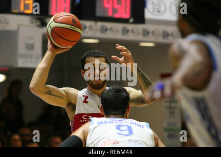 Brindisi, Italia. Xx gen, 2019. Renato Ingenito - LaPresse 20 01 2019 Brindisi(Italia)Sport Casa Felice Brindisi vs Armani Milano - Lega Basket Serie A PosteMobile stagione regolare 16^ giornata 2018 2019 - PalaPentassuglia BrindisiNella foto: James MikeRenato Ingenito - LaPresse 20 01 2019 Brindisi(Italia)Sport Casa Felice Brindisi vs Armani Milano - National Legue PosteMobile una stagione regolare 16&#x221e; round 2018 2019 - PalaPentassuglia BrindisiIn foto: James Mike Credito: LaPresse/Alamy Live News Foto Stock