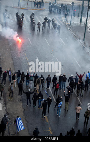 Atene, Grecia. Xx gen, 2019. Il 20 gennaio 2019, Grecia, Athen: Polizia e i partecipanti in una dimostrazione contro la prevista ratifica della Macedonia il cambiamento di nome in Macedonia del nord affacciate su una strada. L'accordo deve essere approvato dal parlamento greco la prossima settimana. allian Credito: dpa picture alliance/Alamy Live News Foto Stock