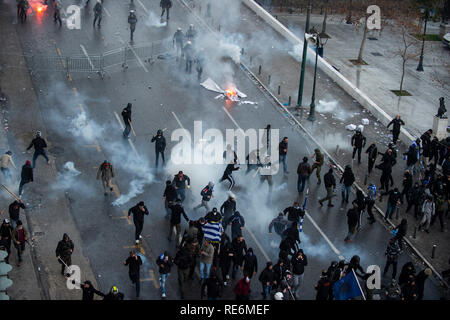 Atene, Grecia. Xx gen, 2019. Il 20 gennaio 2019, Grecia, Athen: Polizia e i partecipanti in una dimostrazione contro la prevista ratifica della Macedonia il cambiamento di nome in Macedonia del nord affacciate su una strada. L'accordo deve essere approvato dal parlamento greco la prossima settimana. allian Credito: dpa picture alliance/Alamy Live News Foto Stock