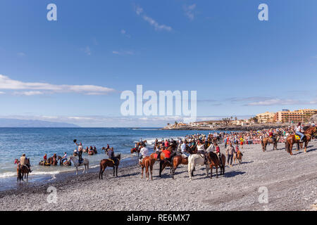 Tenerife, Spagna. Xx gen, 2019. Playa Enramada, La Caleta, Costa Adeje, Tenerife. La balneazione annuale dei cavalli in mare come parte del San Sebastian feste in questa area costiera di Adeje. Centodieci cavalli e muli e asini hanno preso parte a questo speciale fiesta con piloti di tutte le età. Gli animali vengono poi prese in consegna alla Chiesa per una benedizione. Foto Stock