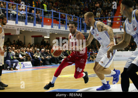 Brindisi, Italia. Xx gen, 2019. Renato Ingenito - LaPresse 20 01 2019 Brindisi(Italia)Sport Casa Felice Brindisi vs Armani Milano - Lega Basket Serie A PosteMobile stagione regolare 16^ giornata 2018 2019 - PalaPentassuglia BrindisiNella foto: Della Valle controllato da WojciechowskiRenato Ingenito - LaPresse 20 01 2019 Brindisi(Italia)Sport Casa Felice Brindisi vs Armani Milano - National Legue PosteMobile una stagione regolare 16&#x221e; round 2018 2019 - PalaPentassuglia BrindisiIn foto: Wojciechowski su Della Valle Credito: LaPresse/Alamy Live News Foto Stock