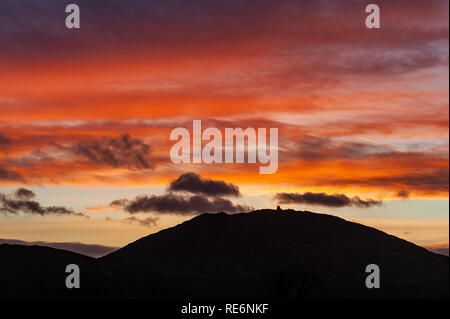 Schull, West Cork, Irlanda. Xx gen, 2019. Il sole tramonta spettacolarmente sul Monte di Gabriel nella parte occidentale della contea di Cork come preludio a stasera Super sangue Lupo eclissi di Luna. Questa sera è l'ultima eclissi lunare totale fino al 2021 in Europa. Credito: Andy Gibson/Alamy Live News. Foto Stock