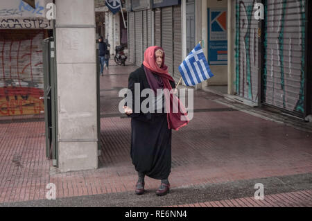 Atene, Grecia. 1a gen, 2006. Una donna protester visto tenendo una bandiera greca durante la protesta.Migliaia di persone manifestano contro la FYROM (Macedonia) accordo nel centro di Atene, Grecia. Credito: Nikolas Joao Kokovlis SOPA/images/ZUMA filo/Alamy Live News Foto Stock