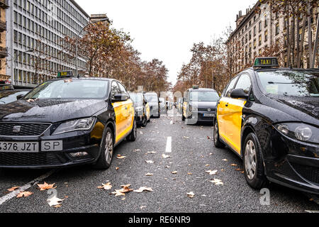 Barcellona, Spagna. Xx gen, 2019. Un gruppo di taxi sono visto parcheggiato presso la Gran Vía de Barcelona durante lo sciopero dei taxi. I tassisti di sciopero inizia il suo terzo giorno dopo che ieri il disaccordo tra i sindacati dei taxi e la Generalitat della Catalogna e la pre-prenotazione tempo del VTC servizi (Uber e Cabify), che il governo vuole fissare in quindici minuti e i sindacati in 12 ore, è il motivo principale per il disaccordo. Credito: SOPA Immagini limitata/Alamy Live News Foto Stock