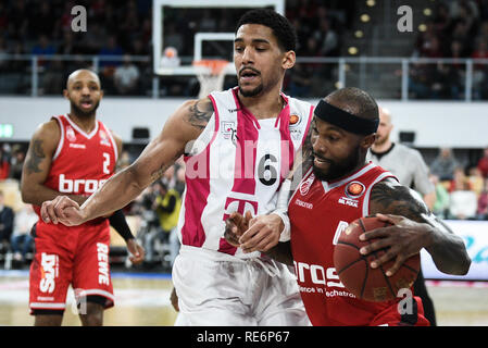 Bamberg, Germania. Xx gen, 2019. Basket: BBL Cup, Brose Bamberg - Cesti Telekom Bonn, semi-finale: Bambergs Tyrese Riso (r) e Ricky Hickman (l) lotta con Bonn Olivier Hanlan (M) per la sfera. Credito: Nicolas Armer/dpa/Alamy Live News Foto Stock