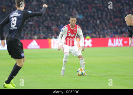 Amsterdam, Paesi Bassi. Il 20 gennaio 2019. Centrocampista Ajax Hakim Ziyech sorge con la palla durante la partita contro Heerenveen per una partita in olandese di prima divisione. Amsterdam, Paesi Bassi, 20 gennaio 2019. Credito: Federico Guerra Maranesi/Alamy Live News Foto Stock