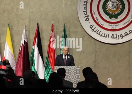 Beirut, Libano. Xx gen, 2019. (190120) -- BEIRUT, Gennaio 20, 2019 (Xinhua) -- Lega Araba (AL) Segretario generale Ahmed Aboul-Gheit parla nel corso di una conferenza stampa dopo il mondo arabo per lo sviluppo economico e sociale, del Vertice di Beirut, Libano, 20 gennaio, 2019. I leader arabi e i funzionari di domenica ha esortato la comunità internazionale a sostenere le nazioni che ospita rifugiati siriani e a prendere misure per ridurre al minimo l'impatto della crisi di rifugiati. La chiamata è stata fatta la dichiarazione di Beirut rilasciato come gli arabi lo sviluppo economico e sociale Vertice si è concluso nella capitale libanese. (Xinhua/Li Liangyong) Credito: Xinhua/ Foto Stock