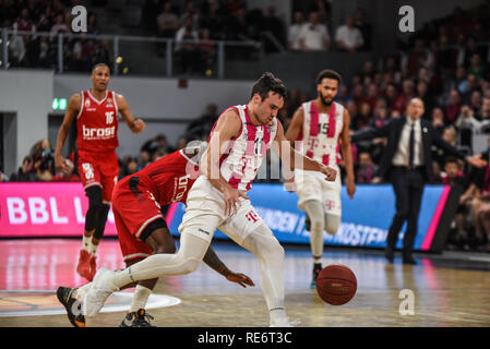 Germania, Bamberg, Brose Arena - 20 Gen 2019 - Pallacanestro, Coppa Tedesca, BBL - Brose Bamberg rispetto ai cestelli di Telekom Bonn - Immagine: Anthony DiLeo (cestini di Telekom Bonn, #11) tenta di striscia Tyrese Riso (Brose Bamberg, #4) della sfera. Foto: Ryan Evans Credito: Ryan Evans/Alamy Live News Foto Stock