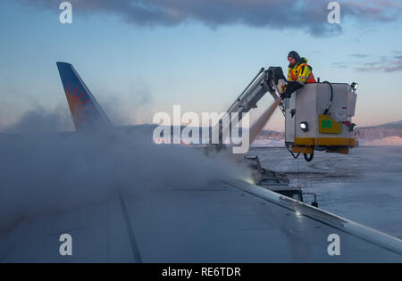 Aeroporto Kitilla finitura in Lapponia. Il 20 gennaio, 2019. Lo sbrinamento le ali di un Boeing 737-300/800 piano a Kitilla Aeroporto in Lapponia finitura entro il Circolo Polare Artico dove le temperature ha colpito meno 30 C la domenica mattina. Fluido di sbrinamento, una miscela di un composto chimico chiamato glicole e acqua è riscaldata e spruzzato sotto pressione per rimuovere il ghiaccio e la neve sul velivolo. Credito: John Eveson/Alamy Live News Foto Stock