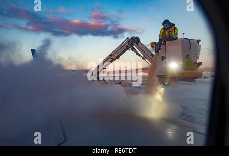 Aeroporto Kitilla finitura in Lapponia. Il 20 gennaio, 2019. Lo sbrinamento le ali di un Boeing 737-300/800 piano a Kitilla Aeroporto in Lapponia finitura entro il Circolo Polare Artico dove le temperature ha colpito meno 30 C la domenica mattina. Fluido di sbrinamento, una miscela di un composto chimico chiamato glicole e acqua è riscaldata e spruzzato sotto pressione per rimuovere il ghiaccio e la neve sul velivolo. Credito: John Eveson/Alamy Live News Foto Stock