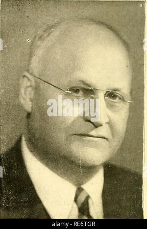 . Cranberries; : la nazionale rivista di mirtillo palustre. Mirtilli rossi. JAMES E. GLOVER MARCUS L. URANN dopo la pratica del diritto per diversi anni, Urann divenne intei-collaudata nel ci-industria anberry sul capo. Egli ha visto la possibilità di grande espansione. Egli ha portato in tale expan- sione e successivamente per l'organizzazione di una grande cooperativa di coltivatori come- sociations. Egli era uno di o- ganizers di mirtillo americano Exchange ( ora Eatmor Cranber- ries, Inc.) in 1907 ed era un direttore. Egli vide la possibilità di grandi- scala la commercializzazione dei prodotti trasformati a base di frutta nel lontano 1912, ed è stata una grande forza per lo sviluppo Foto Stock