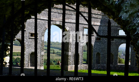 Vista del Mausoleo di Dashwood nel West Wycombe, da dietro un arco nella chiesa di St Lawrence cimitero. Buckinghamshire, UK. Chilterns. Paesaggio. Foto Stock