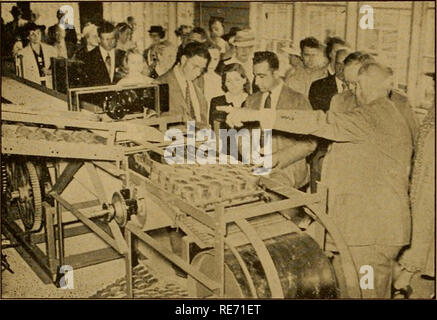 . Cranberries; : la nazionale rivista di mirtillo palustre. Mirtilli rossi. Foto di Leslie Cross, cortesia del mirtillo palustre conservieri, Inc. Il funzionamento del mirtillo palustre canner' impianto, numero 4, all'esordio, è spiegato a un gruppo di interesse di Marcus L. Urann, presidente dell'azienda.. Si prega di notare che queste immagini vengono estratte dalla pagina sottoposta a scansione di immagini che possono essere state migliorate digitalmente per la leggibilità - Colorazione e aspetto di queste illustrazioni potrebbero non perfettamente assomigliano al lavoro originale. Portland, CT [ecc. ] : Taylor Pub. Co. [Ecc. ] Foto Stock