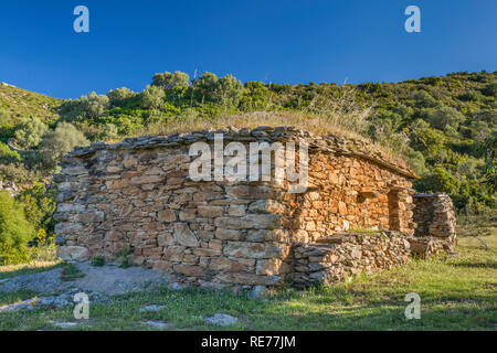 Capanna di pietra in colline in Nebbio micro-regione, vicino a Saint-Florent, Haute-Corse reparto, Corsica, Francia Foto Stock