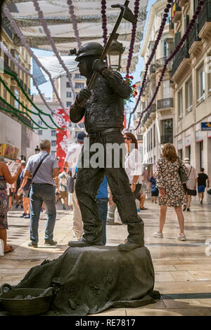 Malaga, Spagna - 03 Agosto, 2018. Statua umana di un minatore esegue su Marques de Larios, pedonale nel centro storico di Malaga, Spagna Foto Stock