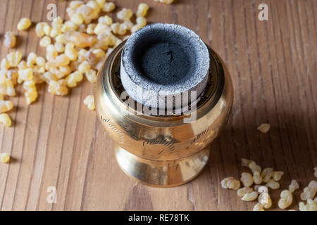Carboncino su un bruciatore di incenso, con incenso resina in background  Foto stock - Alamy