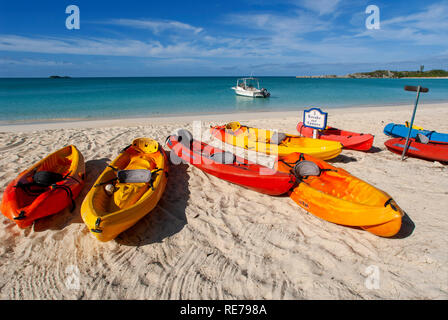 I kayak e canoe. Spiaggia di Fernandez Bay Village Hotel, Cat Island. Bahamas Foto Stock