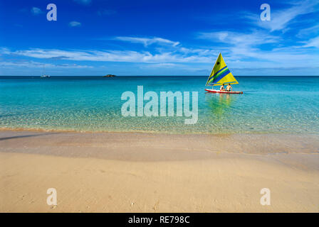 Matura in una piccola barca a vela. Spiaggia Fernandez Bay Village, Cat Island. Bahamas Foto Stock