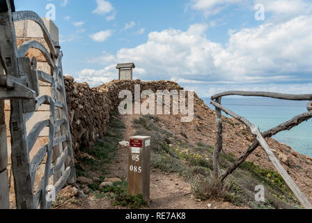 Un cartello in legno sul Cami de Cavalls passeggiata costiera nell isola di Minorca. Foto Stock