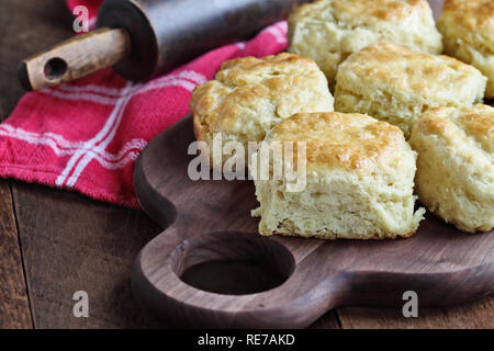 Pane appena sfornato latticello southern biscotti o focaccine da zero su tagliere. Foto Stock