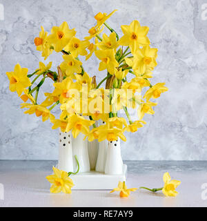 Bella la molla, giallo Narciso "tête-à-tête' - Narcisi disposti in porcellana bianca vasi Foto Stock