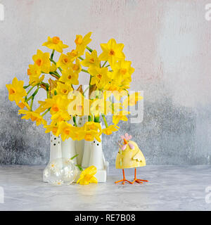 Bella la molla, giallo Narciso "tête-à-tête' - Narcisi disposti in porcellana bianca vasi Foto Stock