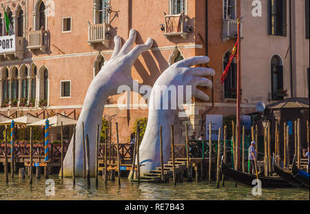 Venezia, Italia - 23 Maggio 2017: monumentali mani salire dall'acqua a Venezia per evidenziare il cambiamento climatico Foto Stock