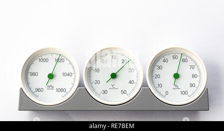 Moderno, round del barometro termometro, igrometro. Dispositivo analogico  per la misura di temperatura, umidità e pressione atmosferica Foto stock -  Alamy