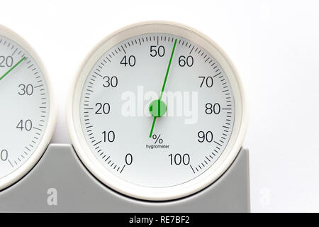 Moderno, round del barometro termometro, igrometro. Dispositivo analogico per la misura di temperatura, umidità e pressione atmosferica. Foto Stock