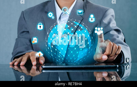 Smart Phone e connessioni globo insolito mondo di comunicazione Internet Business persone premere il tasto telefono per comunicare in Internet. Spazio messo pasticcio Foto Stock