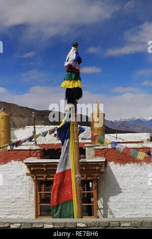 Un Buddista Tibetana bandiera di preghiera in un cortile del monastero Foto Stock