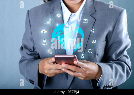 Smart Phone e connessioni globo insolito mondo di comunicazione Internet Business persone premere il tasto telefono per comunicare in Internet. Spazio messo pasticcio Foto Stock