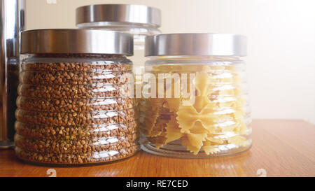 Pasta e pasti bukwheat. Cucina salutare in recipienti di vetro su un tavolo di legno. Foto Stock