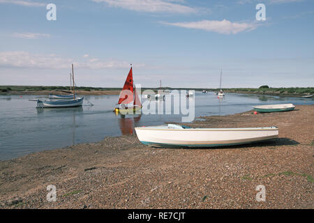 Barche su Overy Creek Burnham Overy Staithe Norfolk England Regno Unito Foto Stock