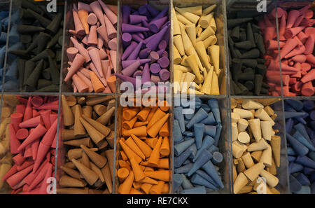 Tradizionali coni di incenso colorati naturali da vicino su sfondo beige  Foto stock - Alamy