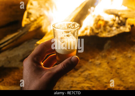 Arabian tè alla menta (marocchino tè alla menta) nazionale di bevande calde per il Medio Oriente e il mondo musulmano. Servita in una speciale ferro teiera in argento con zucchero Foto Stock