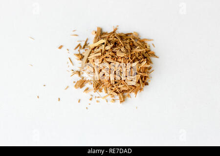 Aromatici naturali del legno di sandalo incenso isolato su uno sfondo bianco Foto Stock