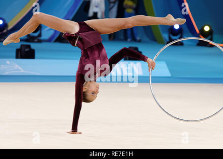 Kiev, Ucraina - 28 agosto 2013: Karolina Sklenyte, Lituania esegue con hoop durante la trentaduesima Rhythmic Gymnastics World Championships. L'evento è egli Foto Stock