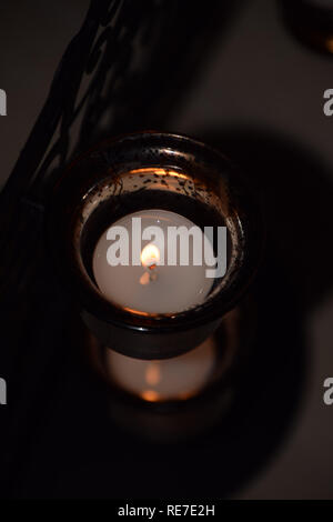 Candela che brucia le luci del tè in inverno, bright burning tea accendono le candele in un dorato candeliere di meditazione e rilassamento Foto Stock